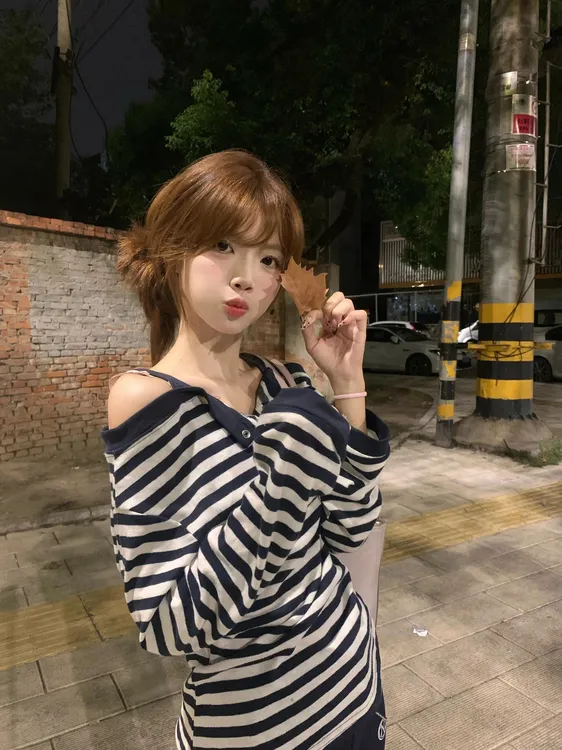 韩系条纹一字肩露锁骨长袖t恤女秋季辣妹宽松显瘦露肩假两件上衣