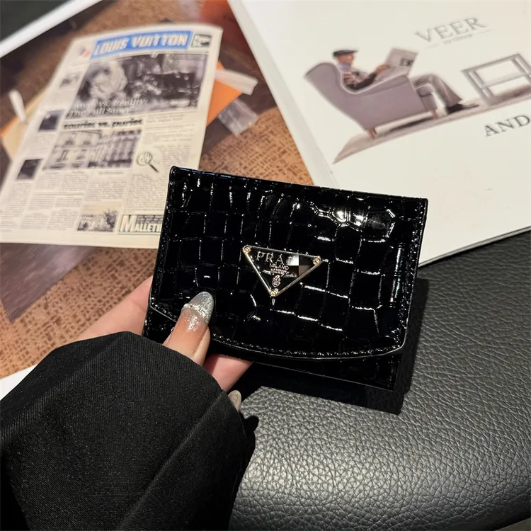 2025新款P家金属三角标精致多卡位时尚银行卡证件卡包皮质零钱包