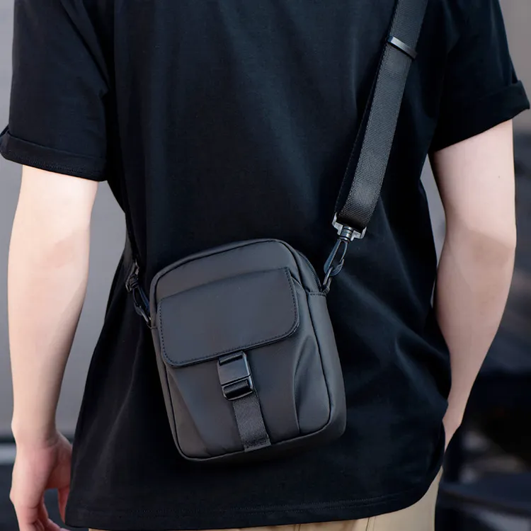 德国新款单肩斜挎包男士迷你轻便简约小挎包手机包男腰包运动小背