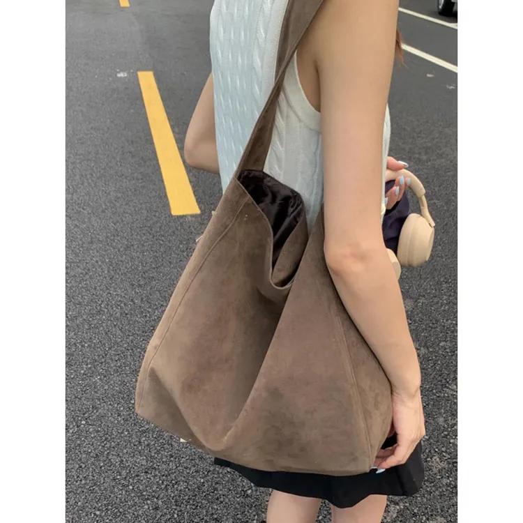 大容量慵懒风腋下包女2025秋冬新款复古磨砂单肩包小众通勤托特包