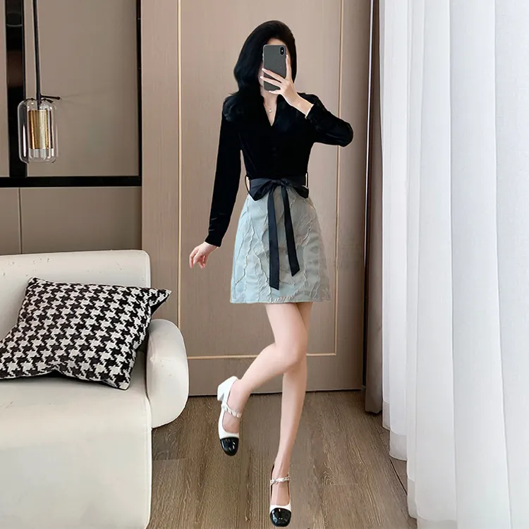 法式轻奢赫本风小黑裙秋季新款优雅轻熟气质遮肉显瘦长袖短裙打底