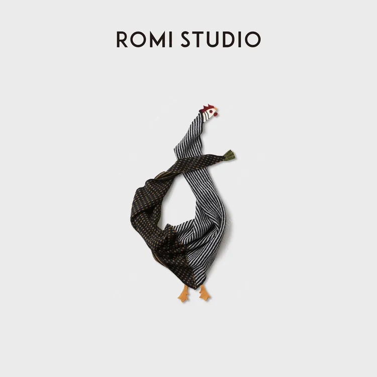 ROMI STUDIO“趣味小鸡”软糯羊毛纱线撞色三角披肩围巾RWCAP36272