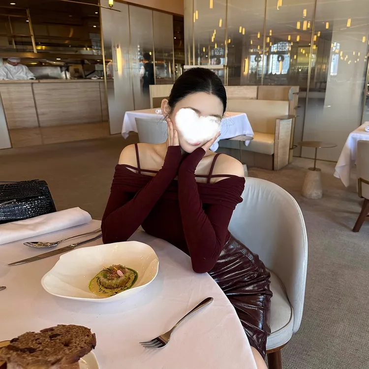 法式一字肩长袖t恤女打底衫磨毛秋冬别致设计感辣妹镂空露肩上衣