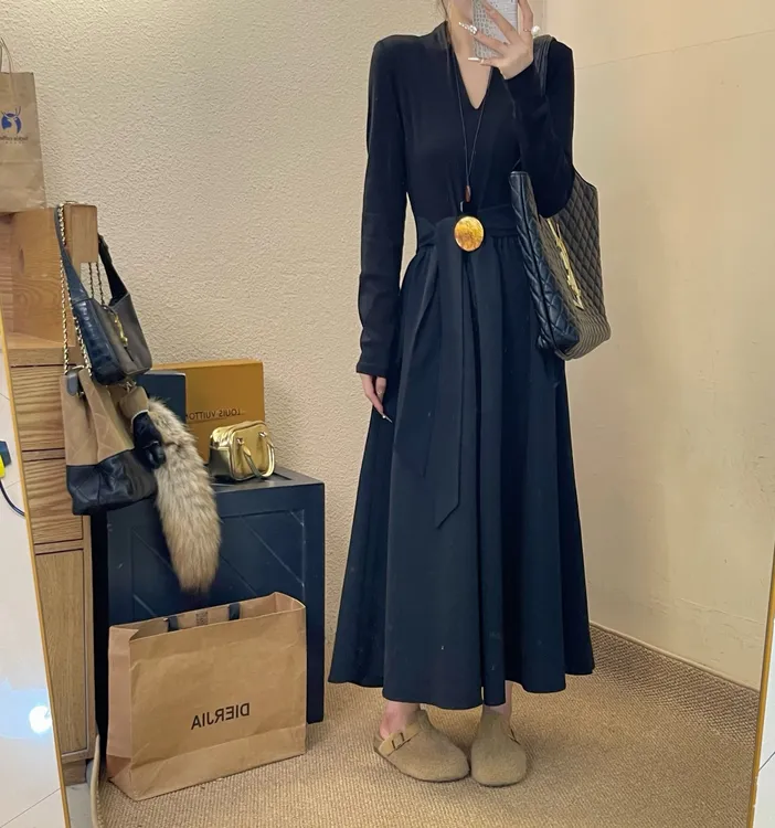 欧货秋季新款赫本风V领收腰长裙复古轻奢小众洋气修身显瘦百搭