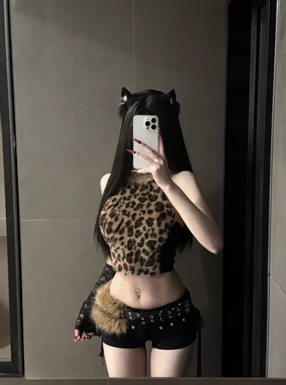 性感辣妹毛毛拼接豹纹挂脖背心打底衫女秋冬纯欲复古时髦内搭上衣