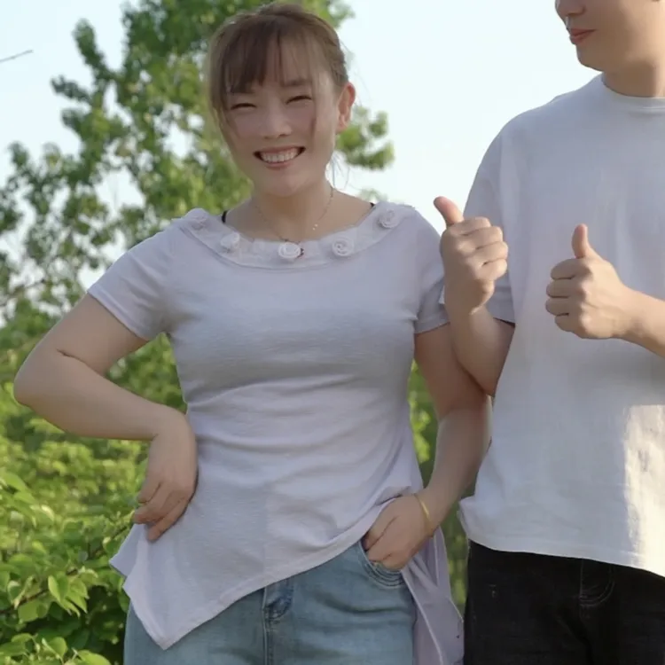 紫花朵上衣毛边牛仔裤套装