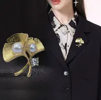 轻奢时尚金色银杏叶胸针（50072）