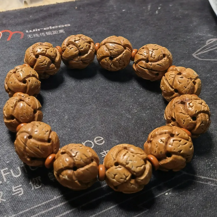 野生脑纹桃核纯手工雕刻路路通（绣球）手串（1.8/12颗，橄榄核隔片）