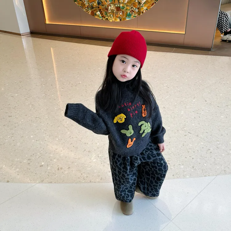 小思家女童2025冬季新款韩版百搭卡通套头毛衣加绒豹纹裤休闲套装