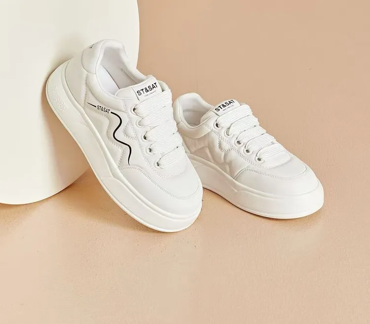 2025秋季新款休闲板鞋圆头松糕鞋百搭厚底踩屎感小白鞋