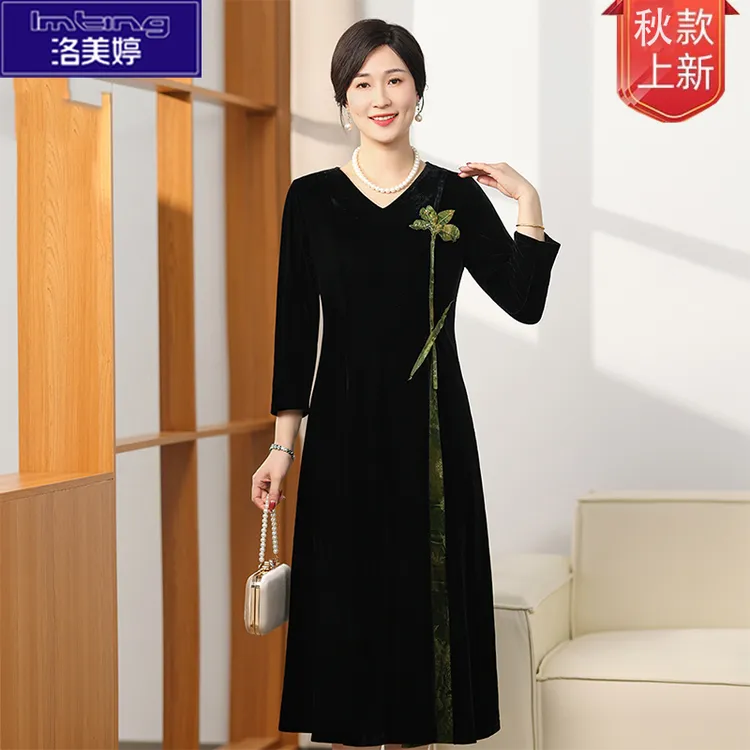 新中式妈妈秋装洋气连衣裙2025新款中老年人女春秋国风金丝绒裙子
