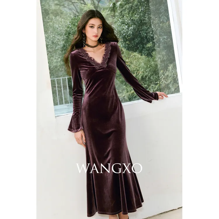 WANGXO 流光丝绒花边V领喇叭袖连衣裙2551168W