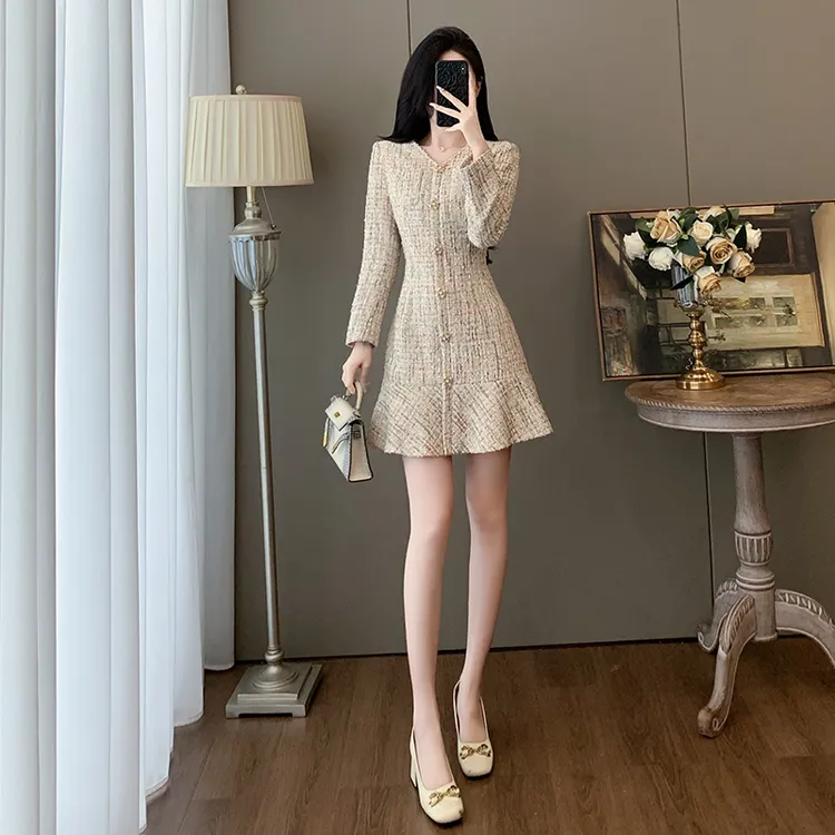 秋季名媛时尚简约荷叶边设计感长袖V领小香风粗花呢编织A字连衣裙