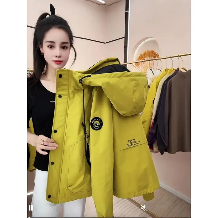 二休闲超火冲锋衣女时尚连帽欧货2025秋季新款宽松贴标保暖外套