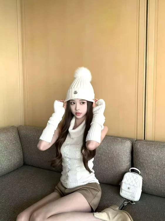 高领毛衣背心2025新款打底衫设计感女秋冬短款露肩上衣配休闲裤潮