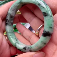 翡翠手镯未镶嵌翡翠
