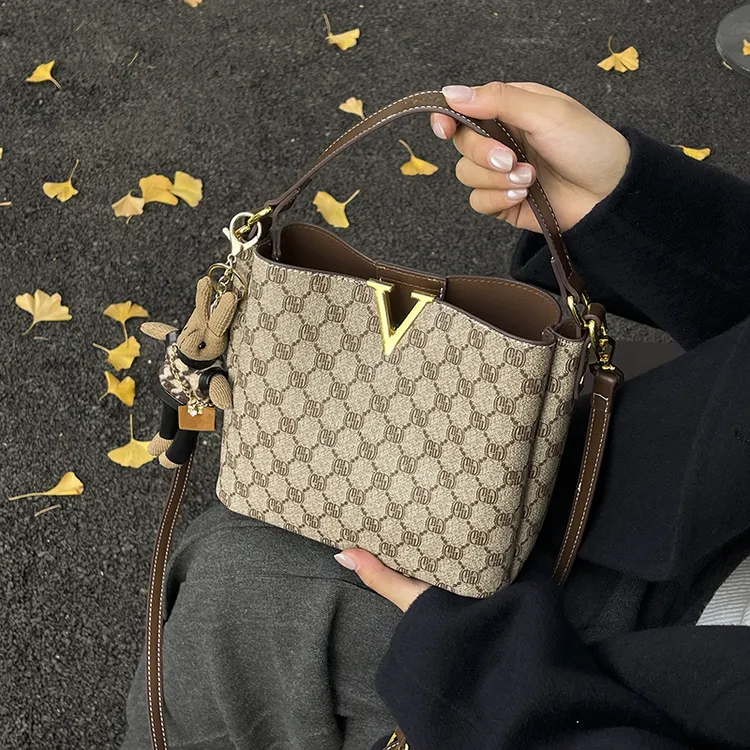 做旧斜挎包适合高个子女生的包包小众时尚腋下小包包水桶包