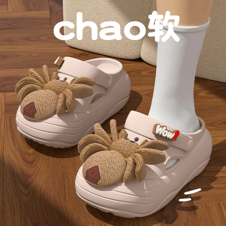 卡通搞怪洞洞鞋女款夏季新款外穿沙滩防滑防臭踩屎感包头凉鞋