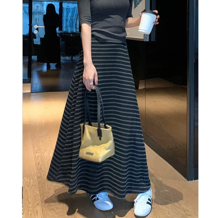 慵懒松弛感黑灰条纹半身裙女秋冬新款高腰百搭垂感大摆a字伞裙子