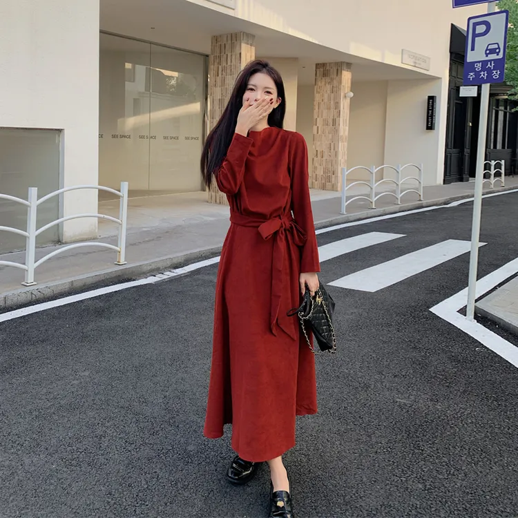 法式优雅度假风连衣裙2025秋季新款复古氛围感安可拉红显白茶歇裙