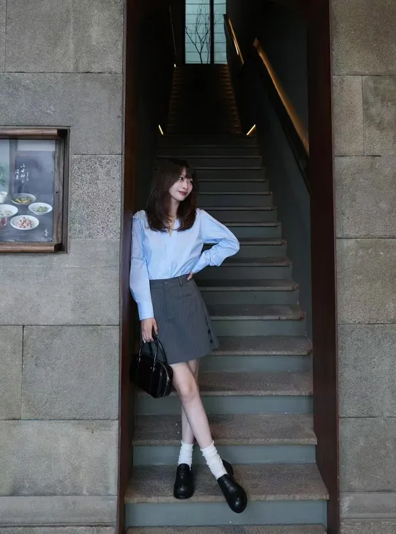 2025早秋新款蓝色长袖衬衫女极简穿搭宽松上衣气质百搭半裙套装