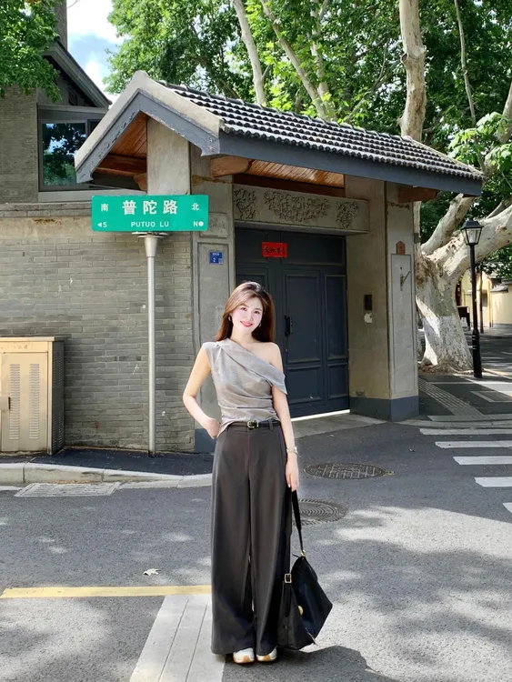 夏季时尚新款韩系通勤小众设计感显瘦上衣休闲百搭裤子洋气衣服女