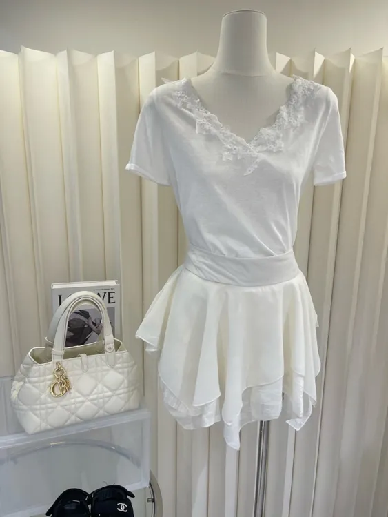 白色蕾丝纯欲薄款微透v领短袖罩衫搭配雪纺半身裙夏季新款