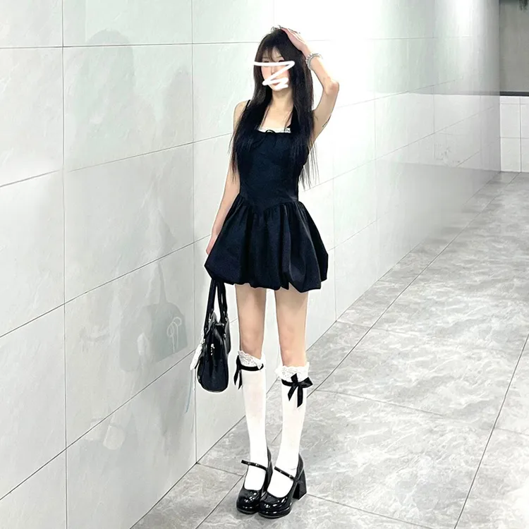 法式赫本风黑色吊带连衣裙女夏季2025新款小个子气质蓬蓬花苞短裙