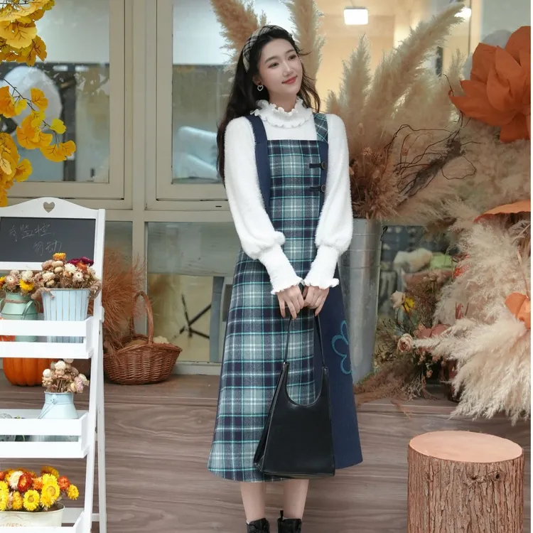 两三事玻璃晴朗 针织连衣裙冬季新款森女风格子花朵毛巾绣吊带