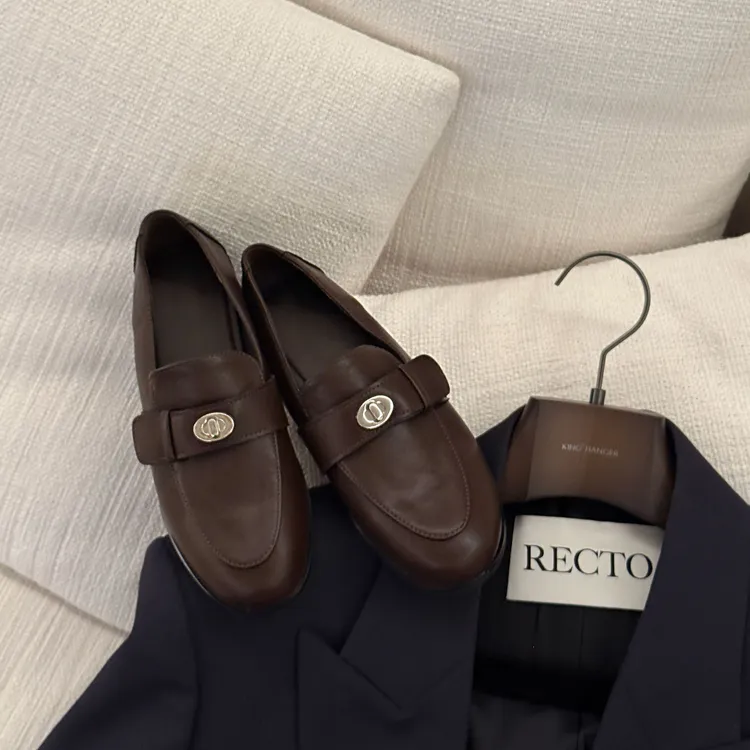 小发喵「奢感五金扣复古乐福鞋｜轻奢质感兼具时尚通勤与街头潮范」