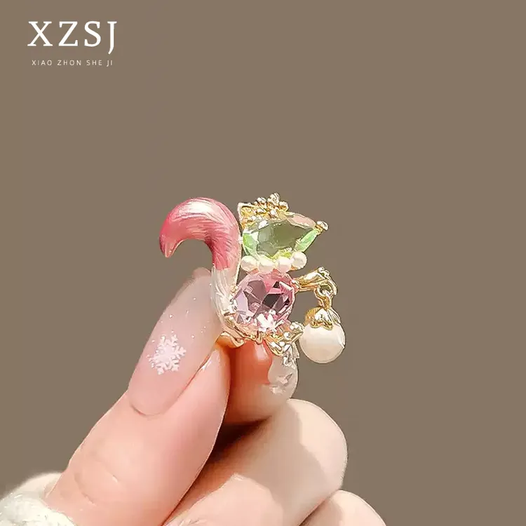 铜锆石胸针 水晶高档松鼠胸花女可爱轻奢夏防走光扣别针衣服配饰