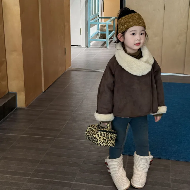 甜小七2025冬季新款韩版女童洋气麂皮大翻领外套加绒打底裤套装