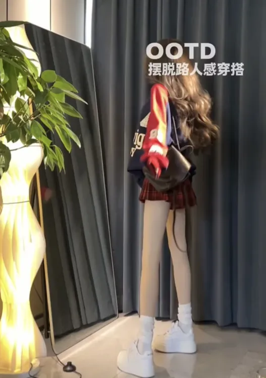 2025中长款宽松休闲oversize拼接圆领卫衣女高腰格子百褶裙两件套