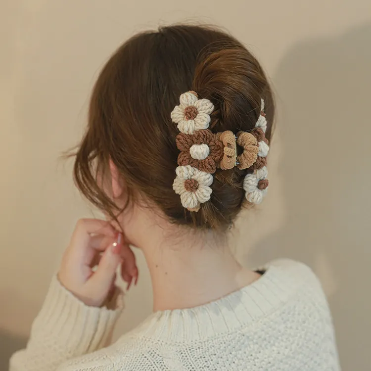 花朵甜美针织手工抓夹后脑勺小众百搭ins2023设计简约毛茸茸时尚