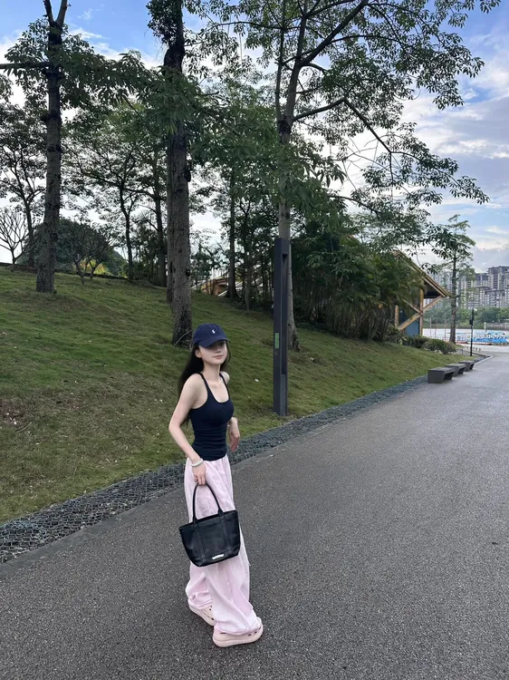 2025夏季新款时尚打底背心吊带气质显瘦洋气休闲百搭设计感上衣女