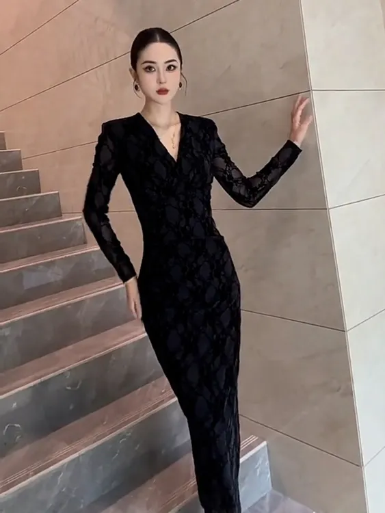 法式轻奢高端长袖蕾丝礼服连衣裙女2025新款秋季包臀开叉v领长裙