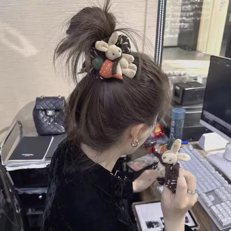 毛绒萝卜兔棕色针织布艺发圈秋冬新款可爱百搭肠圈发绳扎马尾头绳