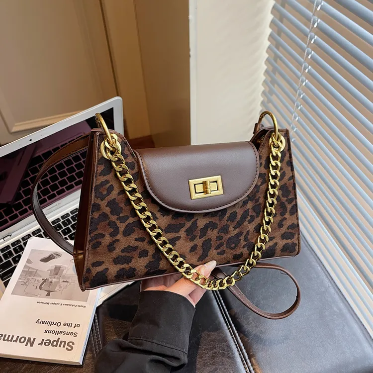 女士斜跨包爆款2025新款小方包网红洋气腋下包轻奢时尚链条单肩包