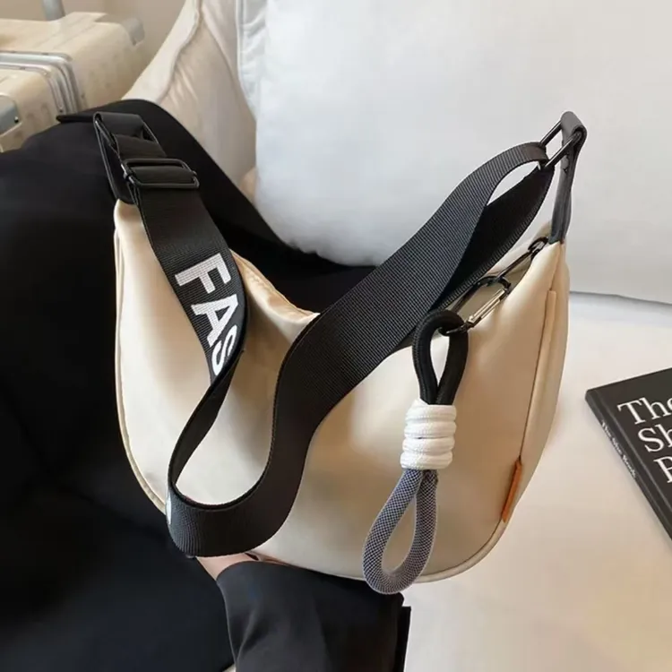 盼喜鸟大众简约包包女包饺子包单肩斜挎包网红时尚休闲出门万能包