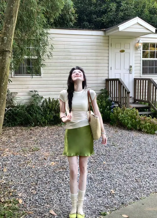 2025夏季新款白色正肩短袖t恤女显瘦甜辣妹简约收腰上衣百搭半裙