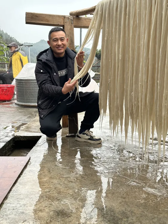 射洪市潼射镇，坡地红薯粉条，手工制作，纯红薯粉！
