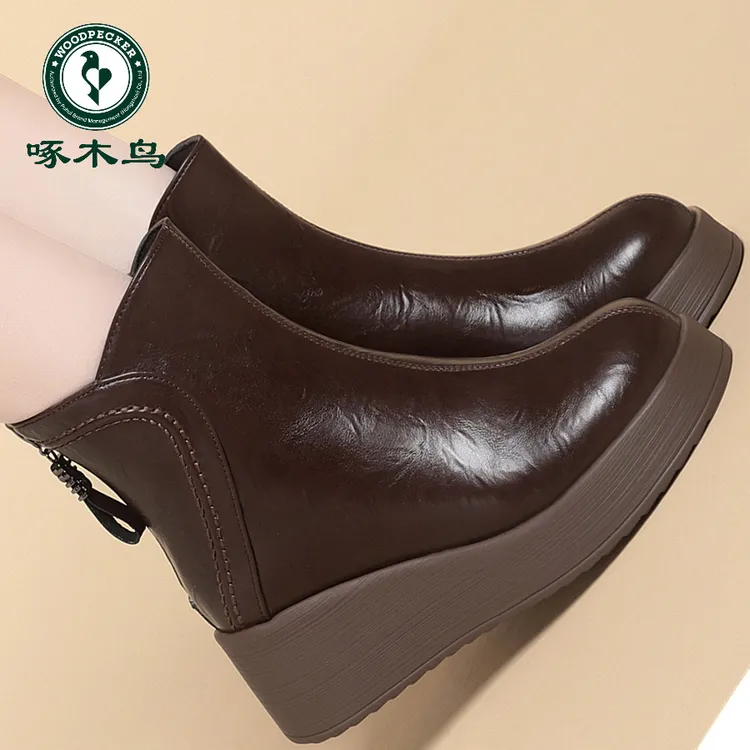啄木鸟秋冬显瘦皮靴坡跟圆头加绒保暖舒适女靴后拉链防滑妈妈鞋