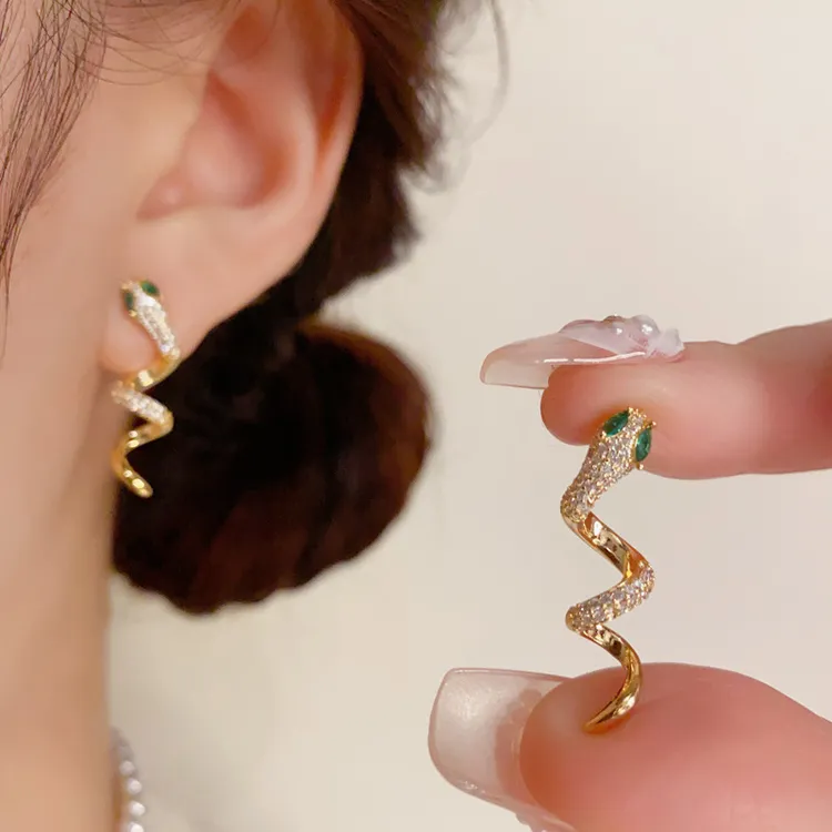铜合金耳饰 新款精致时尚轻奢高级感生肖锆石蛇形气质百搭.女耳环