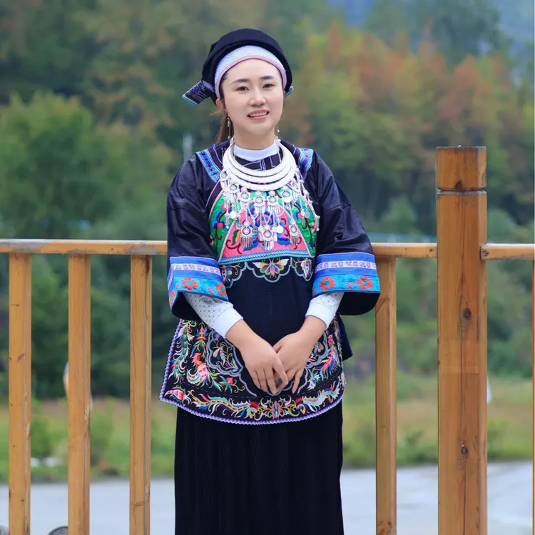 贵州紫云苗岭非遗工坊蓝靛植物染青色特色大布衣服