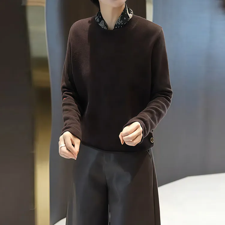 时尚洋气下摆纽扣设计感圆领毛衣女装2025秋冬新款厚实保暖针织衫