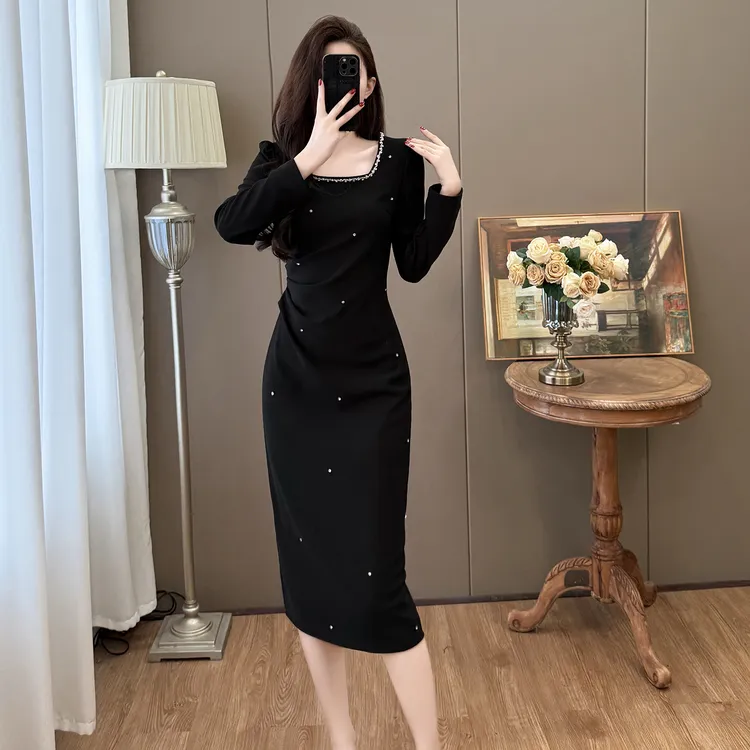 大码高端轻奢钉钻黑色连衣裙女2025秋冬新款气质显瘦赫本风包臀裙
