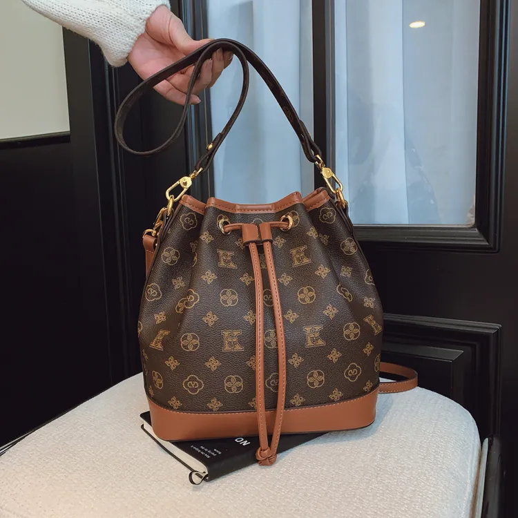 大容量福袋包包女2025新款时尚复古抽绳水桶包女士百搭单肩斜挎包