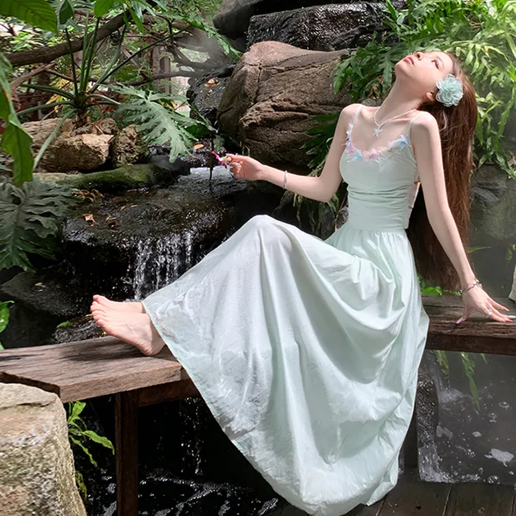 2025新款法式绝美吊带连衣裙子女夏季小个子海边度假气质仙女长裙