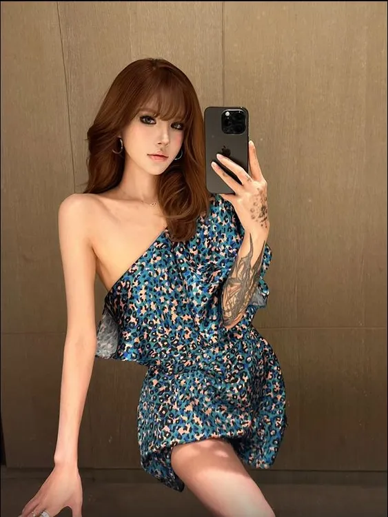 2025夏季新款设计感小众单肩露肩连衣裙女高级感收腰显瘦豹纹短裙