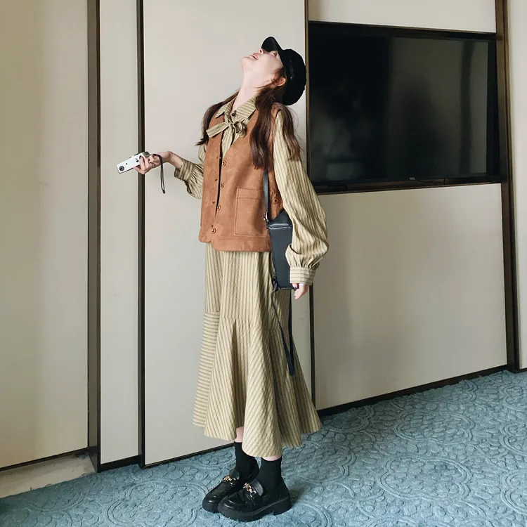 美式早秋松弛感游牧风穿搭女2025新款复古马甲条纹系带衬衫裙套装